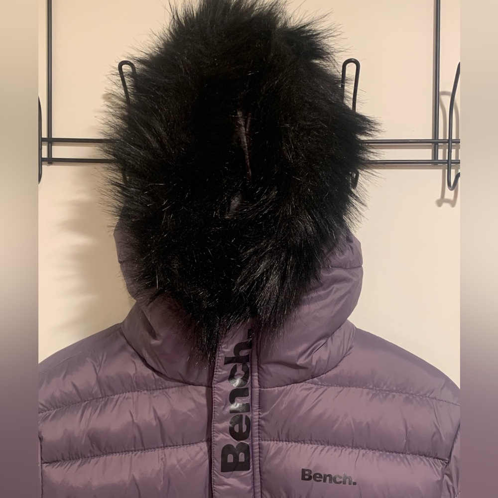 Bench woman’s coat